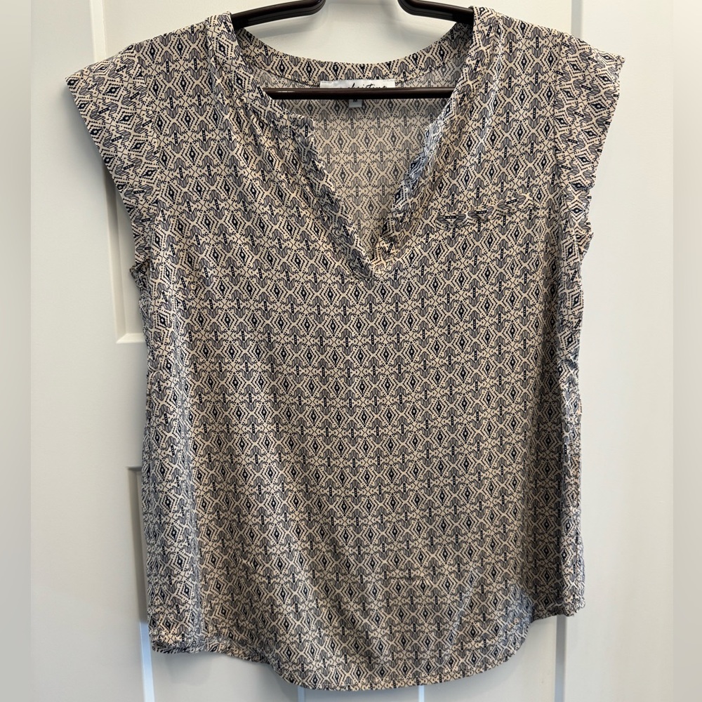 Ava Christine cap sleeve cream navy print top Size Medium